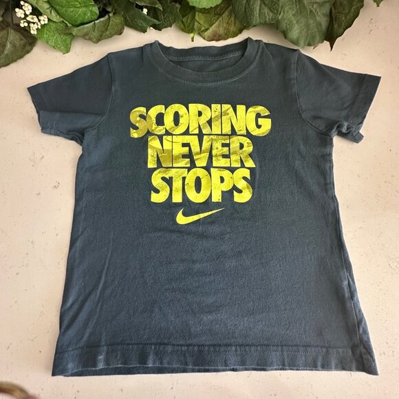 Nike Boys Tee Scoring Never Stops Graphic T-Shirt 6 Cotton Blue/Yellow - Picture 1 of 4